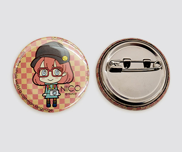 巾着＋缶バッジ付｜オリジナルグッズ製作 NICO FACTORY